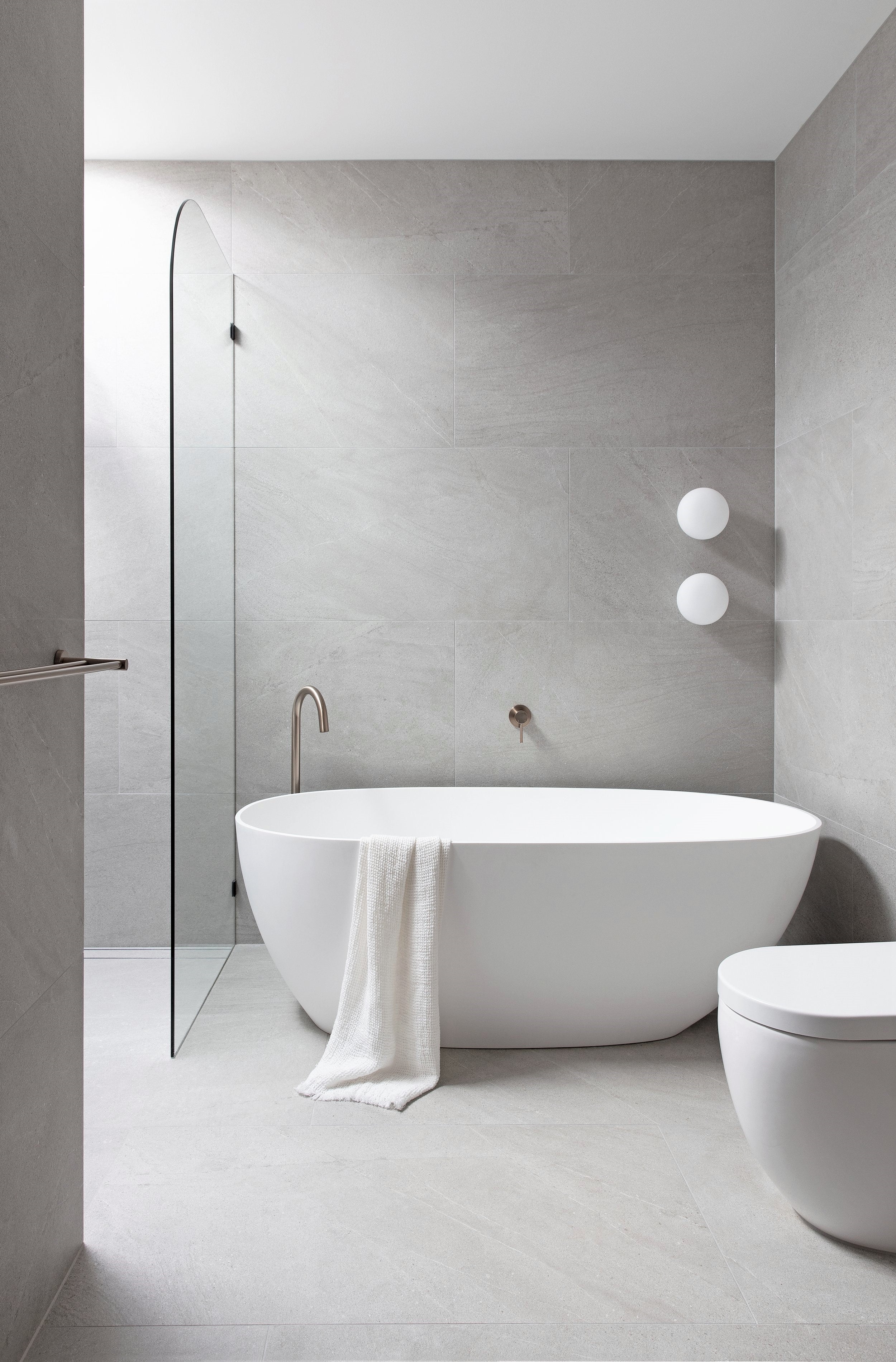 Round Freestanding Bath Spout - Champagne - Image 4