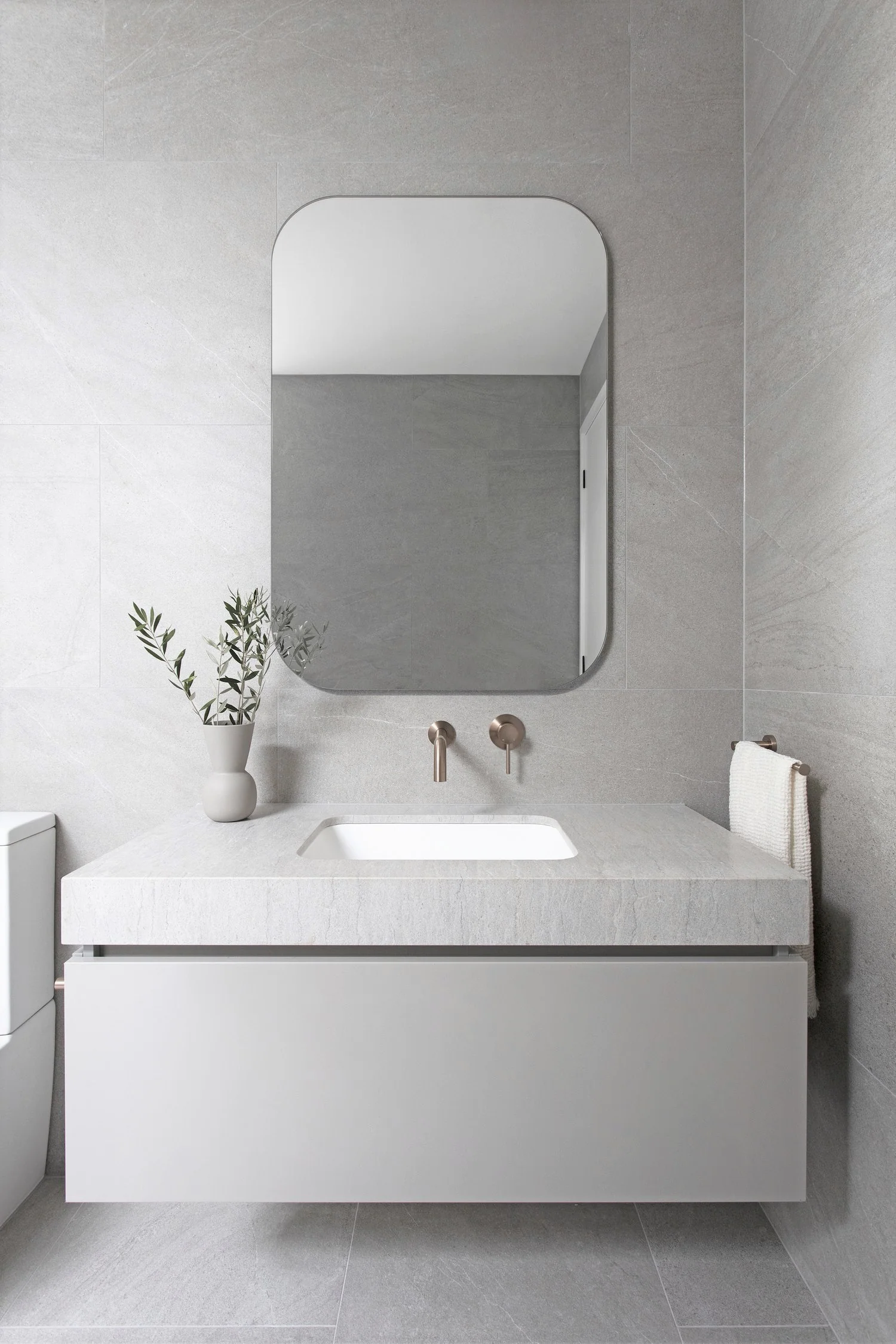 Round Guest Towel Rail - Champagne - Image 4
