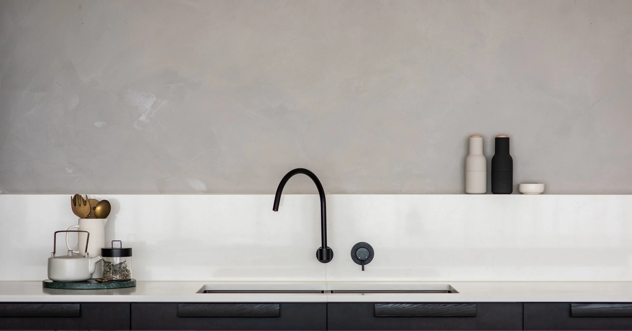 Round High-Rise Swivel Wall Spout - Matte Black - Image 4