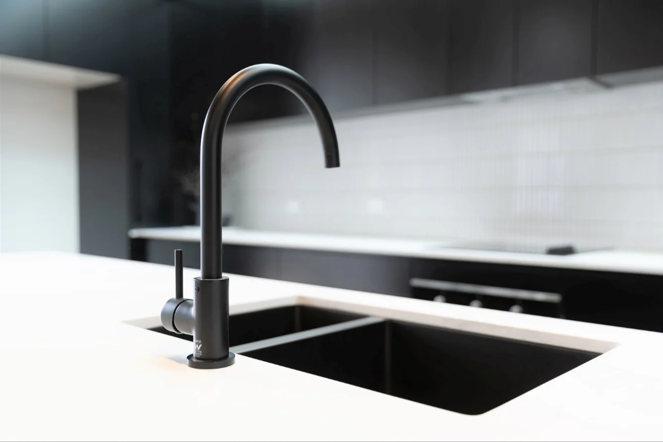 Lavello Kitchen Sink - One and Half Bowl 670 x 440 - Gunmetal Black - Image 5